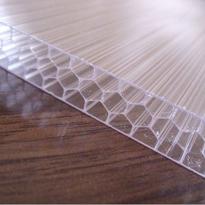 Hoja hueca de policarbonato de panal de miel de 8 a 12 mm para un aislamiento térmico superior y protección UV