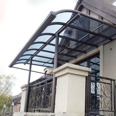 Mejorar sin esfuerzo el espacio exterior Cuadro de aluminio Toldo de policaronato Revestimiento anti-UV Tamaños múltiples