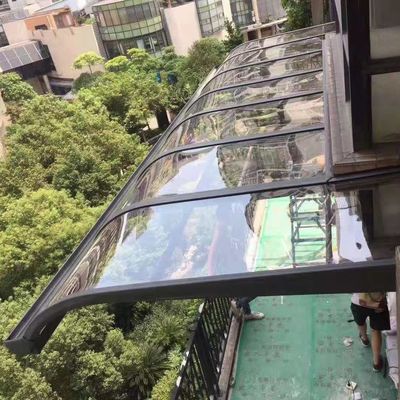 Un buen precio. Casterizado Negro Blanco Gris PC Revestido de impacto Resistente a múltiples tamaños marco de aluminio Toldo de policarbonato en línea