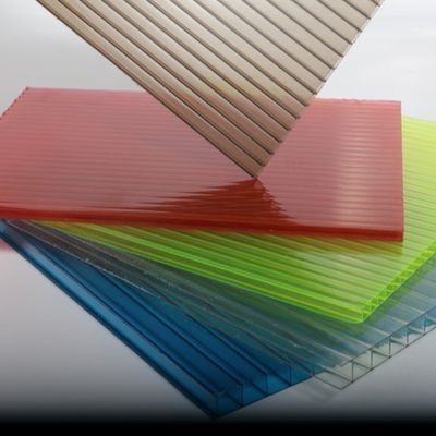 Un buen precio. Largura personalizable Colorida placa de PC de plástico hueca de múltiples capas en línea