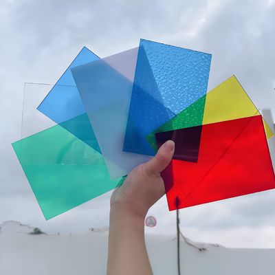 Un buen precio. 4 * 8 pies de color sólido de policarbonato azulejos para techos para luz natural y eficiencia energética en línea