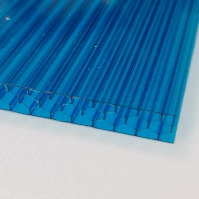 2.1m*5.8m espesor 10mm Hoja de panal de miel de policarbonato azul versátil Material de alto rendimiento para estructuras y decoraciones