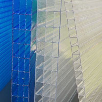 Diseño multicolor de hoja de policarbonato de cuatro capas de 16 mm de alto rendimiento para aislamiento térmico y resistencia al impacto