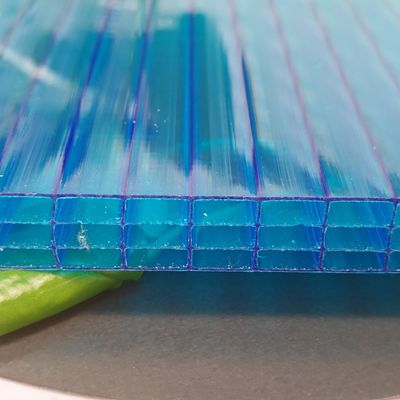 14 mm de hoja azul de policarbonato de cuatro capas con propiedades autoextinguibles y resistentes a los rayos UV para fachadas y doseles