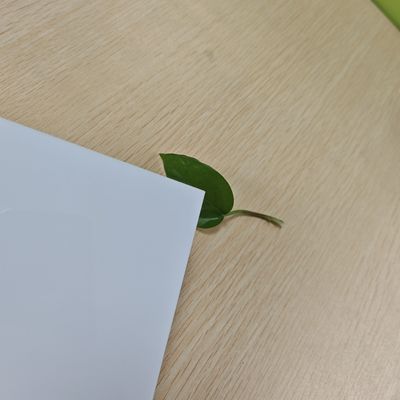 Hojas de plástico de poliestireno de alta durabilidad para pantallas de venta al por menor Signos publicitarios y envases de protección
