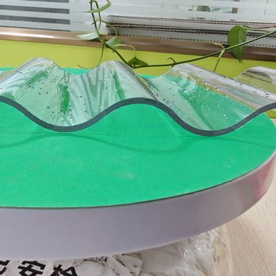 Revestimiento UV resistente a la intemperie de plástico transparente de policarbonato azulejos de chapa corrugada para patios de pérgolas y pasarelas cubiertas