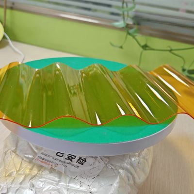 Hoja corrugada de policarbonato naranja solución perfecta para proyectos de techado y revestimiento práctico y decorativo