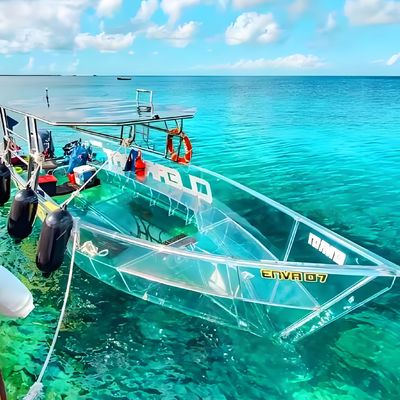 Barco de policarbonato transparente con alta transmisión de luz y banco de cristal para una experiencia de tour única