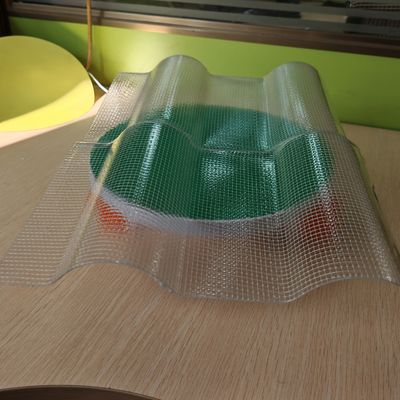 Un buen precio. Tejas de claraboya PET de alto rendimiento y claridad duradera con esqueleto de tela de fibra reforzada para resistencia al impacto en línea