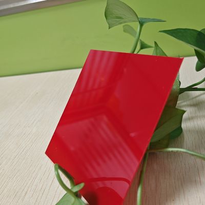 Hoja sólida de policarbonato rojo opaco translúcido con revestimiento UV opcional Durabilidad duradera y resistencia a las intemperie para la caja de luz
