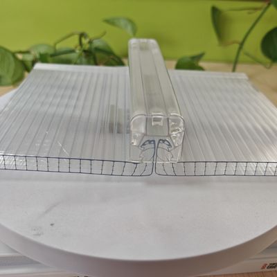 Un buen precio. Lámina de policarbonato U-Lock de cuatro capas para techado con aislamiento térmico en línea