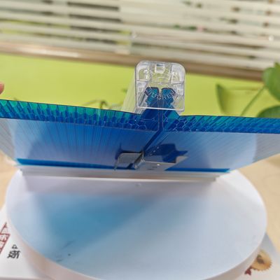 Un buen precio. Lámina de policarbonato con cerradura en U de nido de abeja con revestimiento UV de 600 mm para resistencia a la intemperie en línea