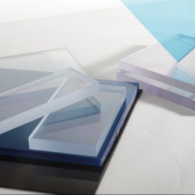 Un buen precio. Precio de fábrica 7 mm de plástico 4 * 8 pies de hoja de policarbonato hoja transparente clara con excepcional resistencia al impacto y alta transmisión de luz para industrial y toldo dosel en línea