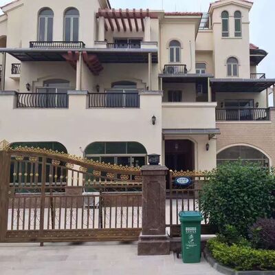 Toldo con estructura de aluminio gris y cubierta de policarbonato gris, diseñado con acomodación de expansión térmica y sistema de sellado impermeable para protección al aire libre