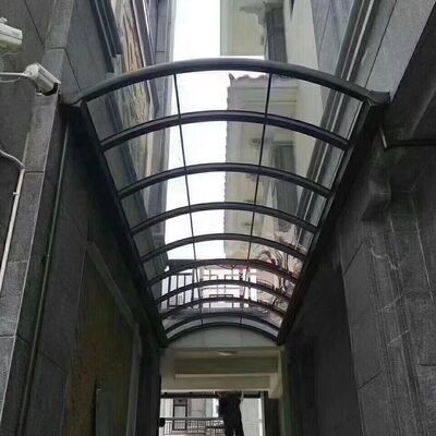 Cuadro de aluminio personalizado y toldo de techo de policarbonato diseñado con acomodación de expansión térmica y sistema de sellado impermeable para refugio al aire libre