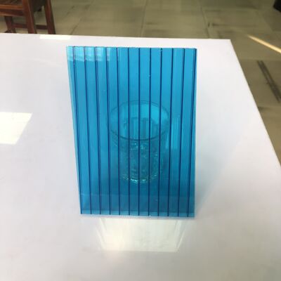 Un buen precio. Largo 2.44m 5.8m 11.9m Personalizada de plástico de policarbonato hoja hueca fácil de instalar azul ligero resistente a las intemperie claro en línea
